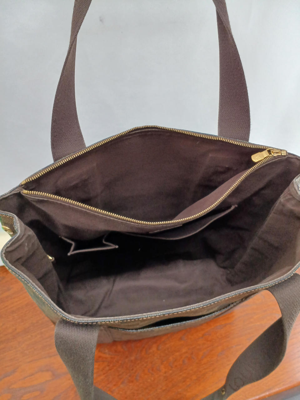 収納は二ヶ所+ポケット