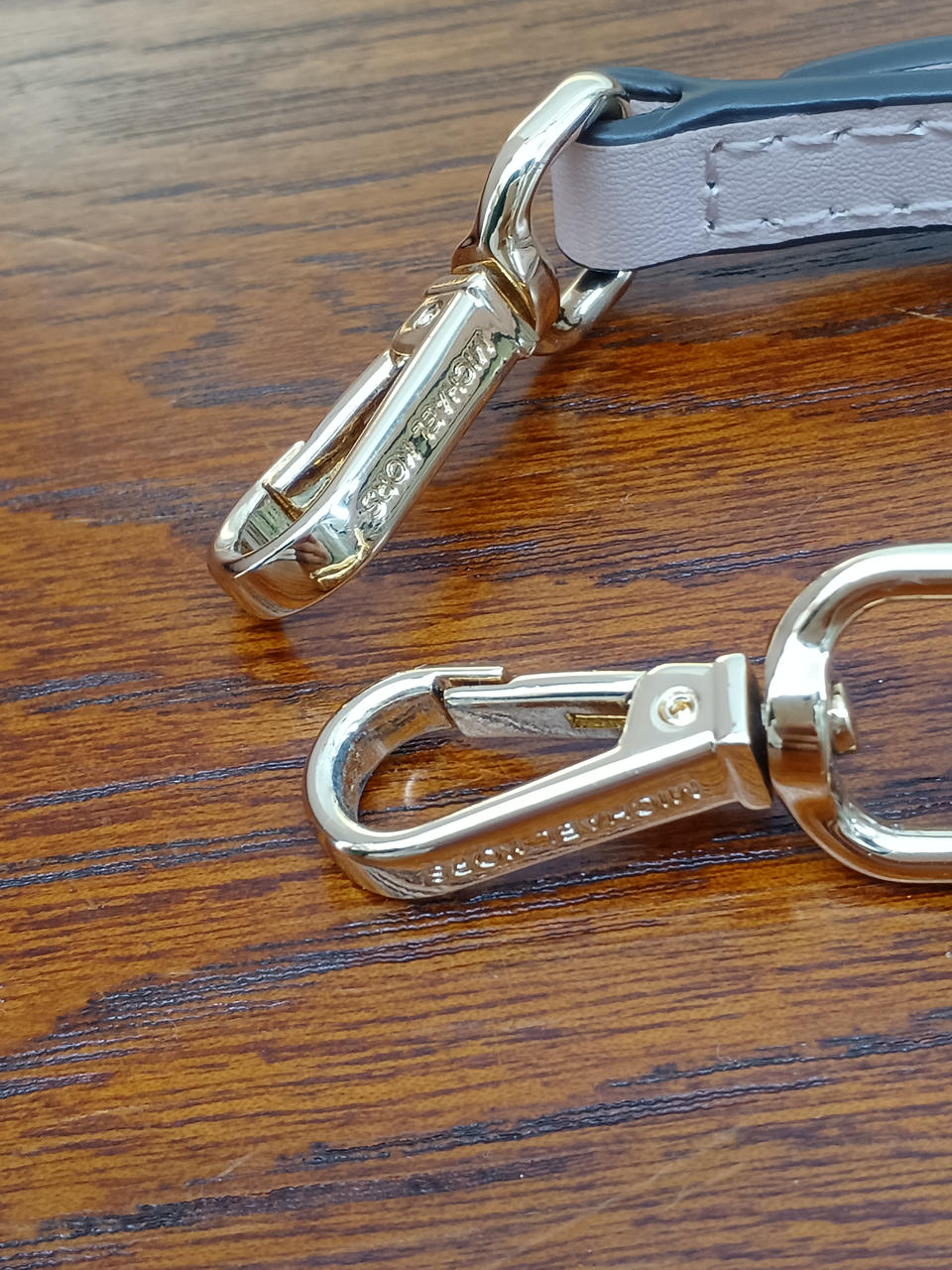 ショルダー紐は3つのバッグに共用できます