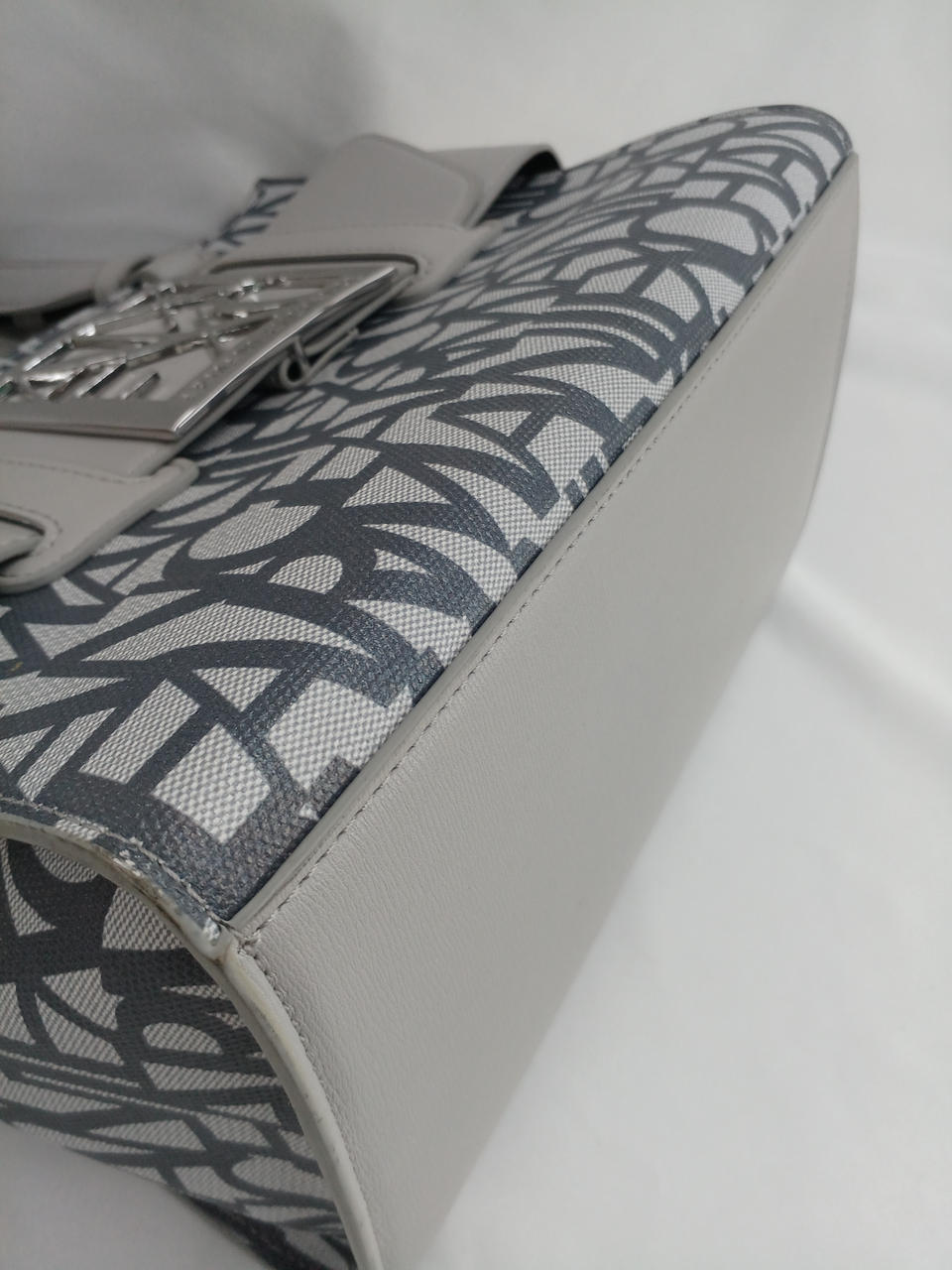 若干、角擦れがあります。