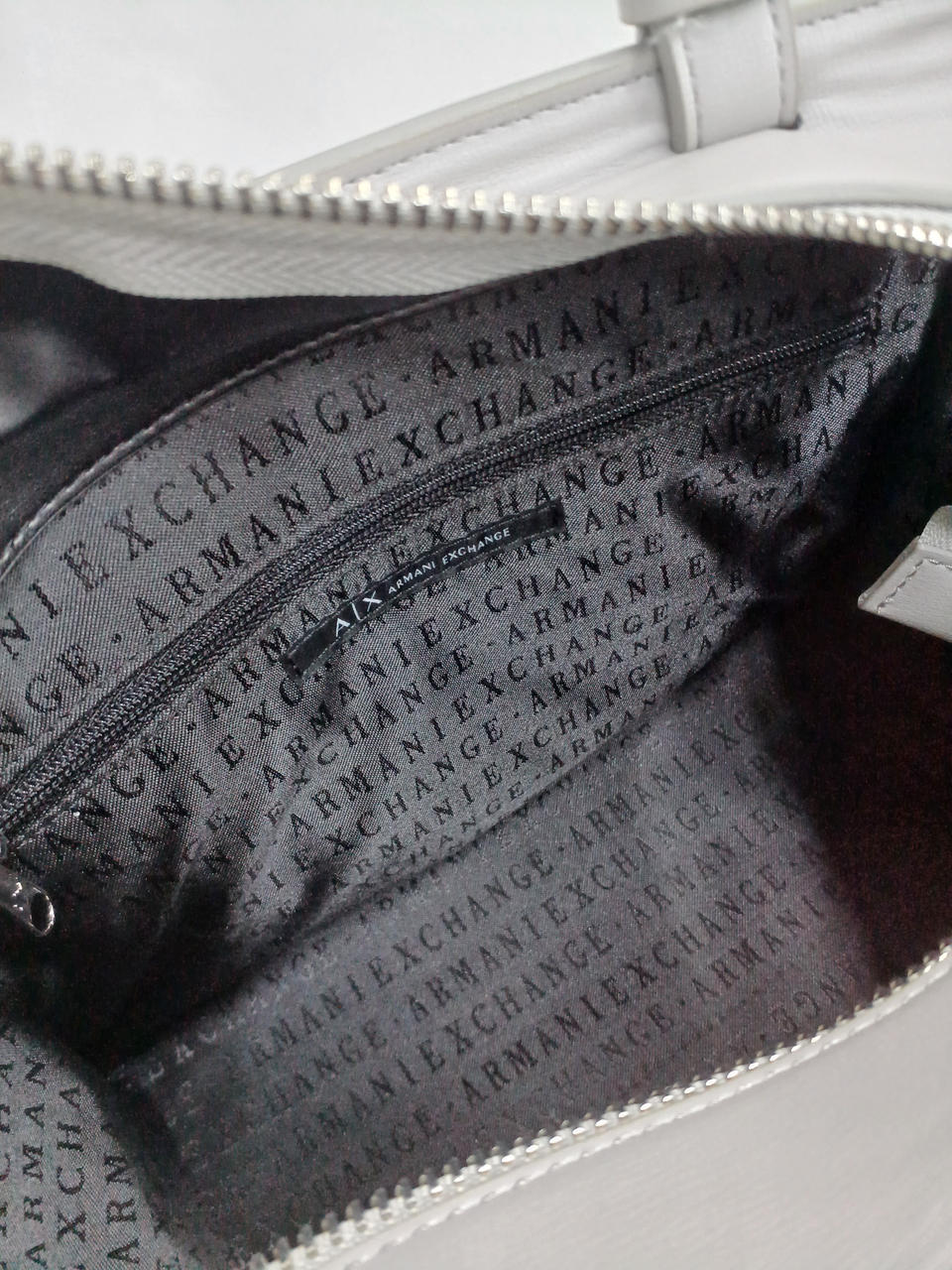 ファスナーポケットもあります