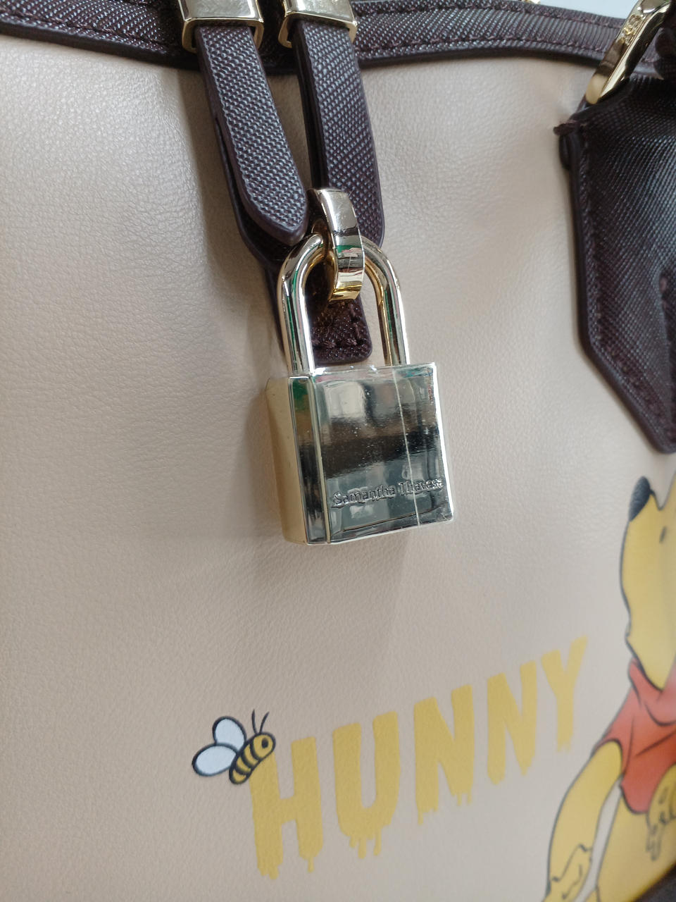 キーにはカバーが付いています