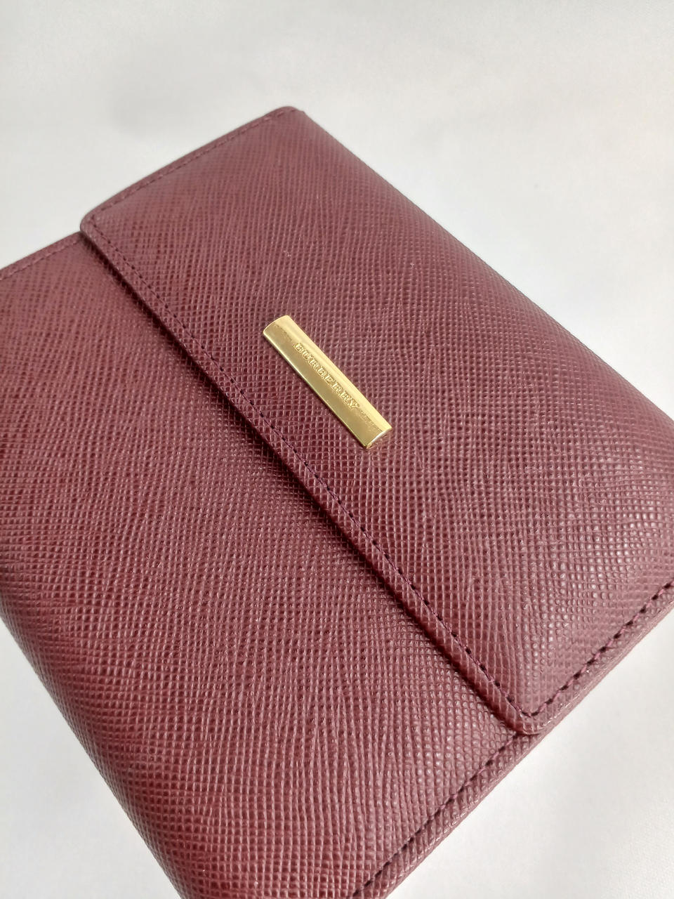 ロゴプレートに薄傷があります