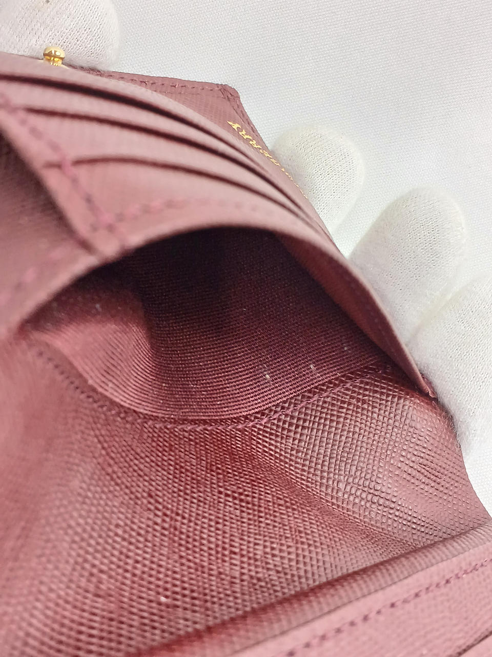 小さな点傷があります