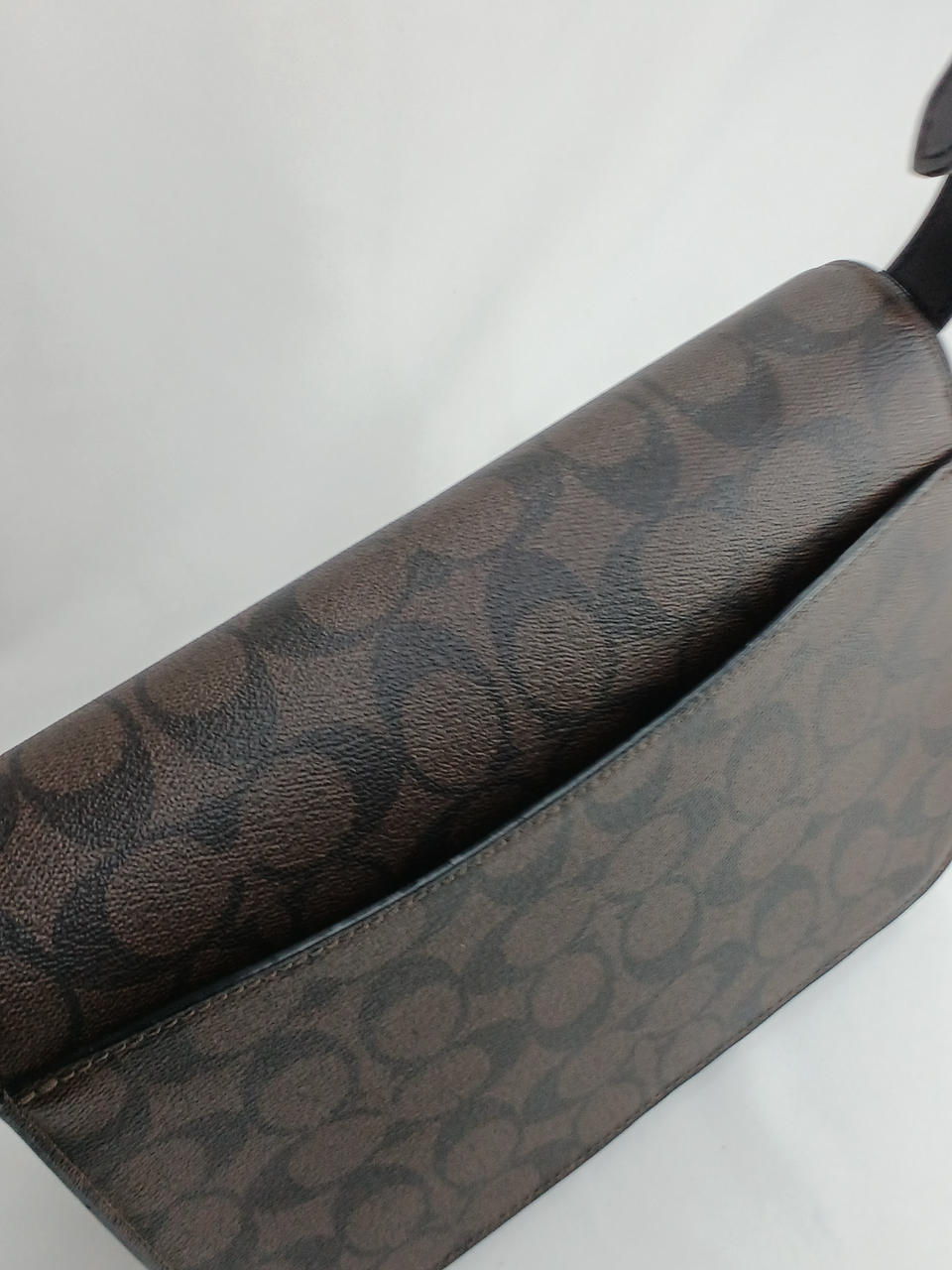 ポケットの革にやや、歪みがあります。