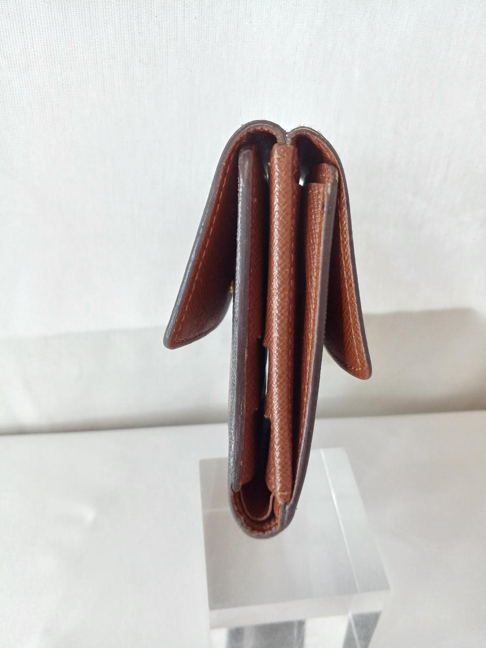 撮影に使用しているホルダーは付属しません