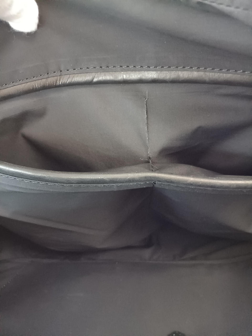 オープンポケットの仕切り部にホツレあり