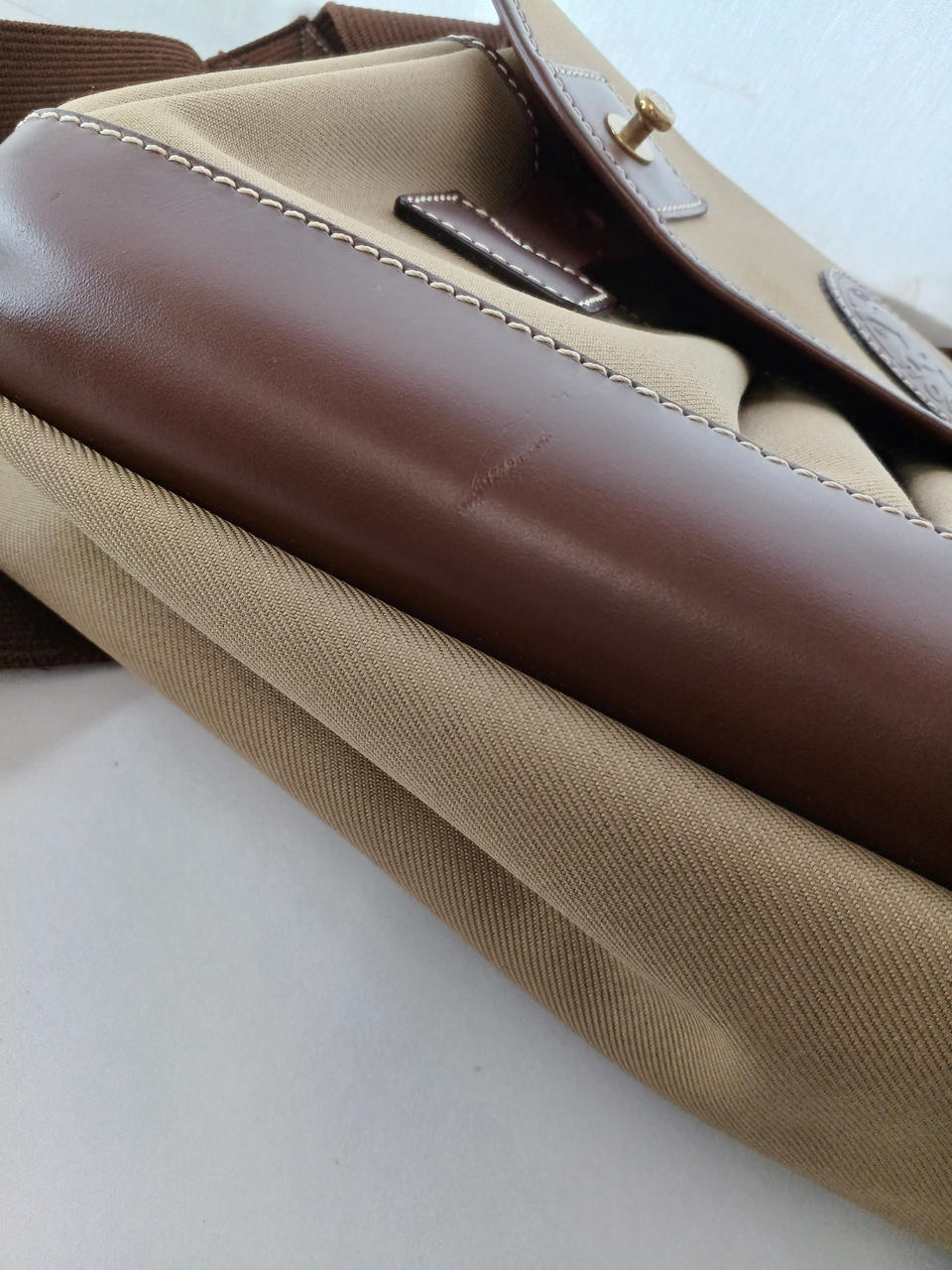 １つ大きめの引っ掻けた傷があります。