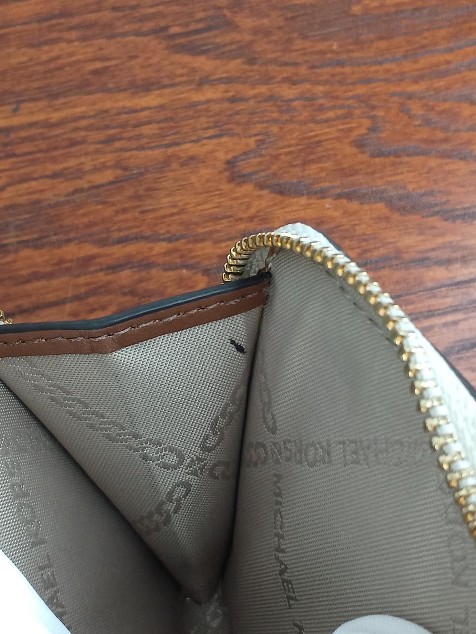 小銭入れ内部に点汚れがあります