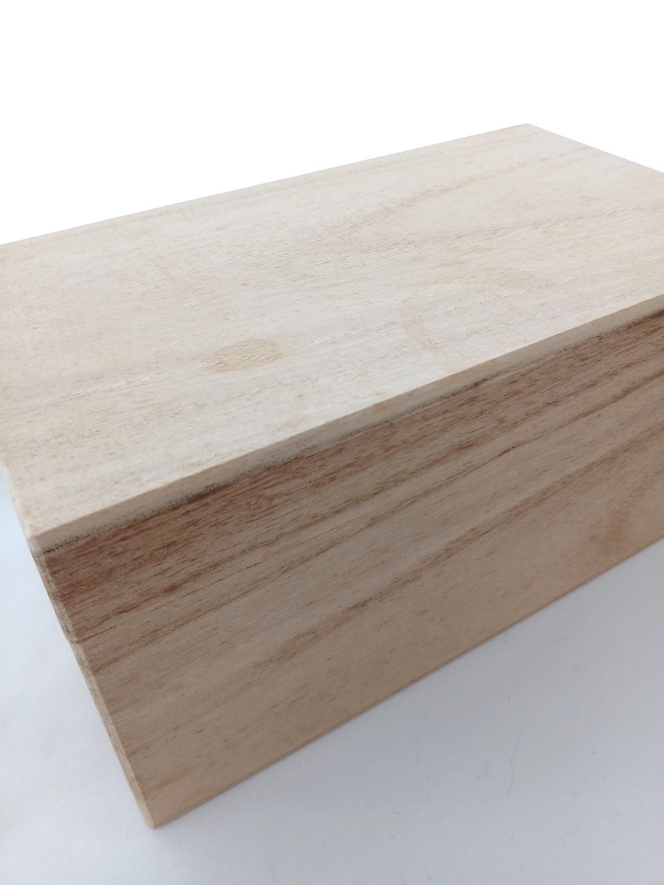 箱は経年劣化、シミがあります。