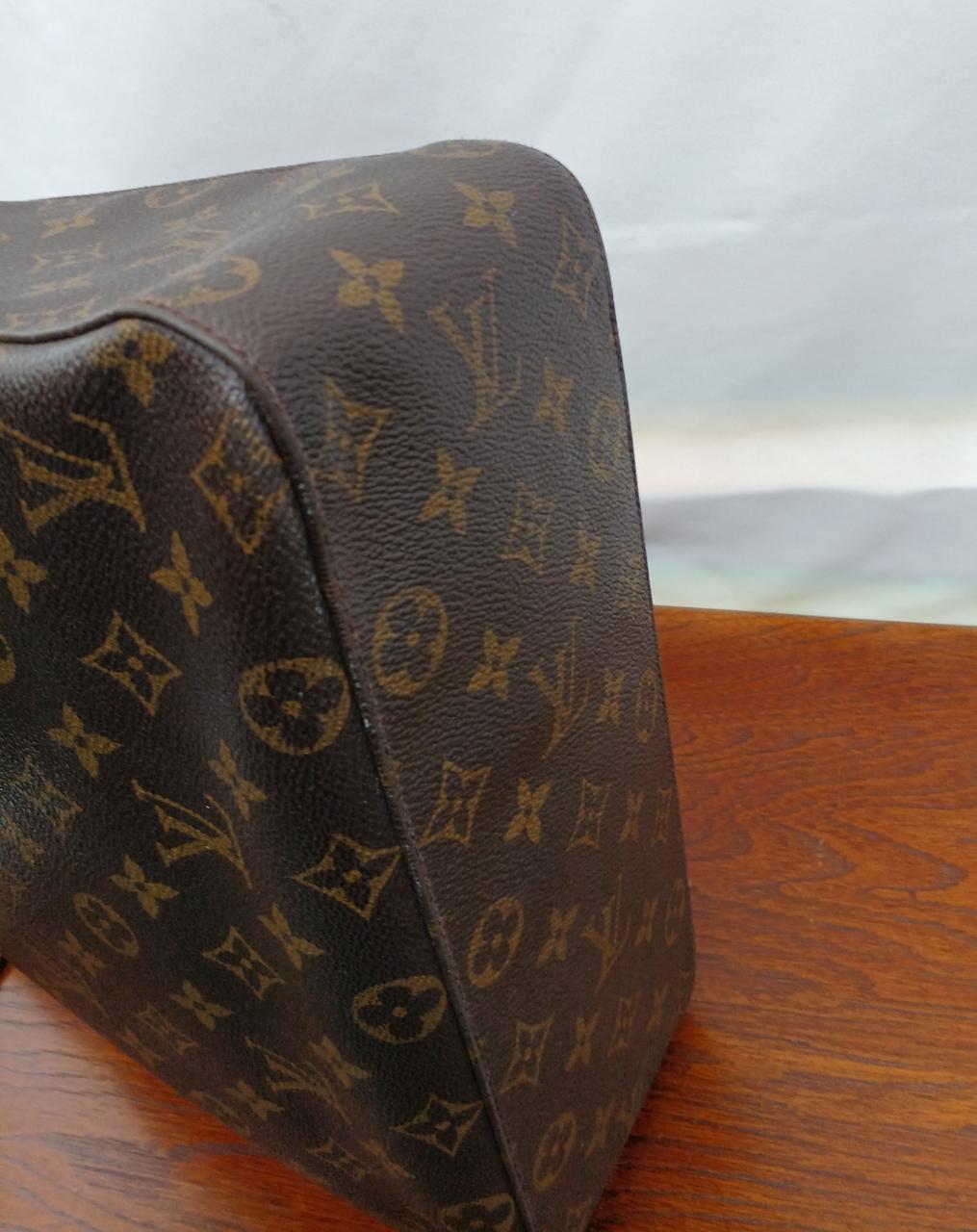 目立ちませんが白い擦れがあります