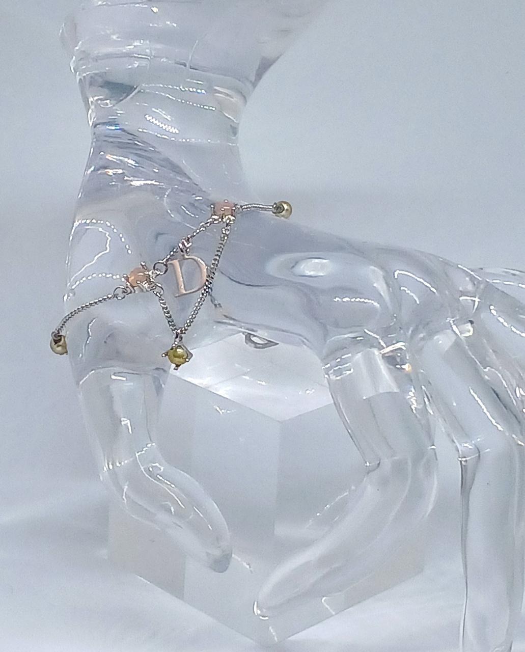 手首を華奢に見せるデザインです