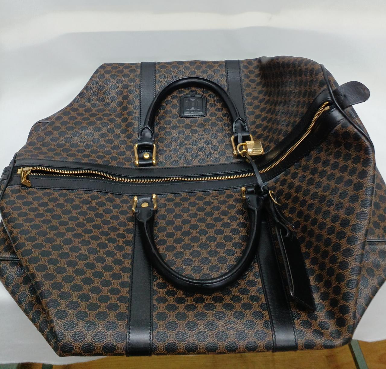 この様に折り畳んだ状態での保管の跡あり