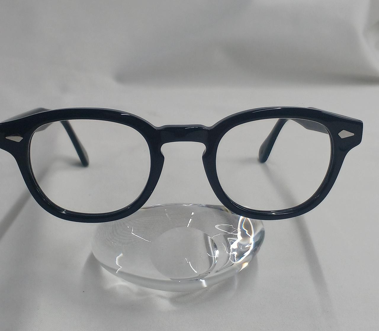 撮影に使用しているホルダーは付属しません