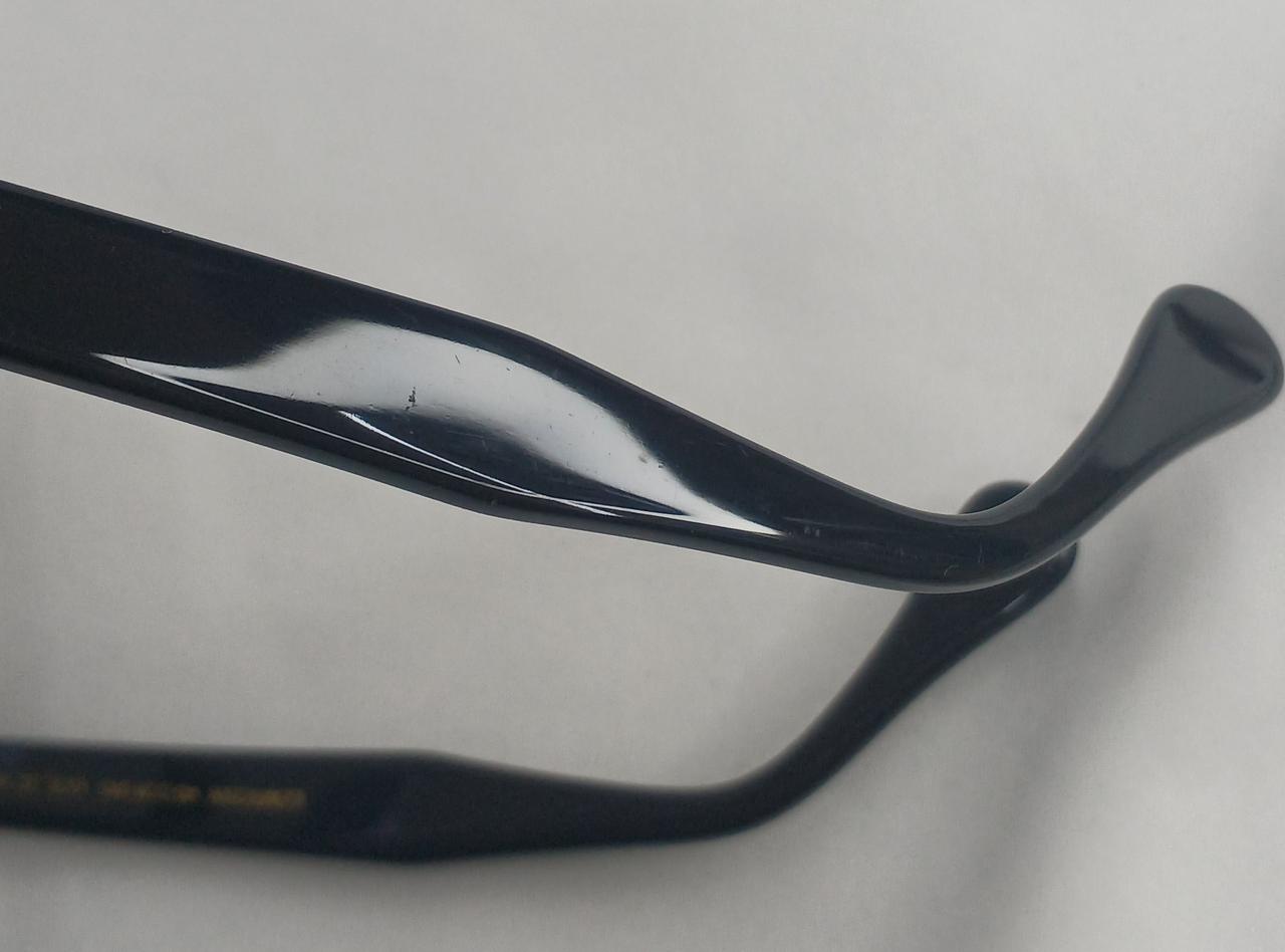 角度により見える程度ですが薄傷があります