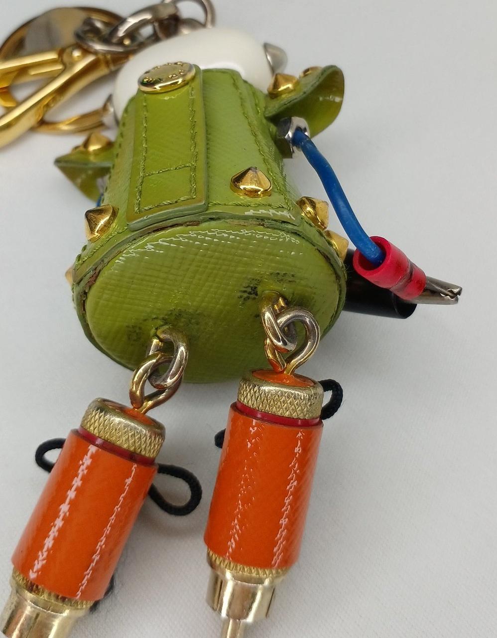 足の付け根のレザーに擦れによる汚れあり