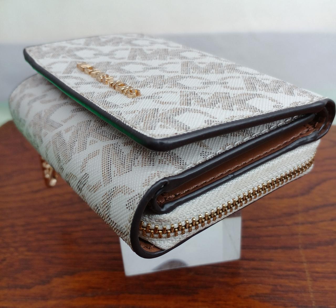 撮影に使用しているホルダーは付属しません