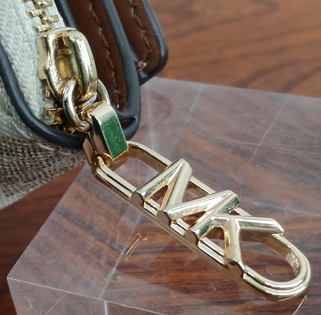 金具に薄い擦り傷があります