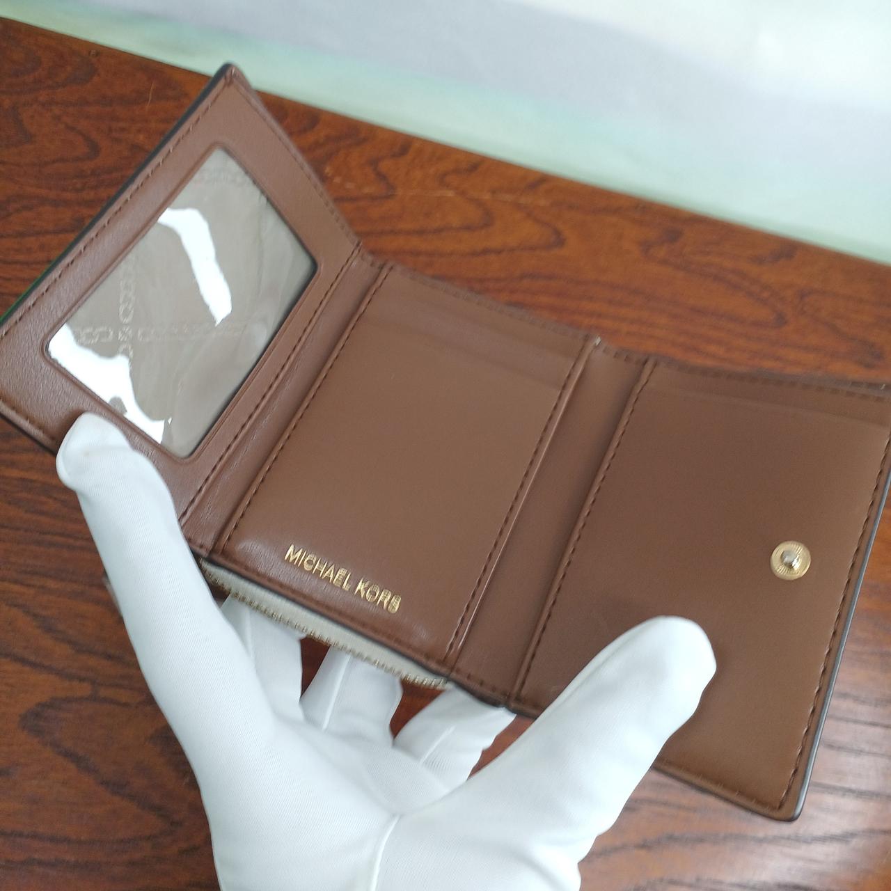 革の伸びもなく美品です！