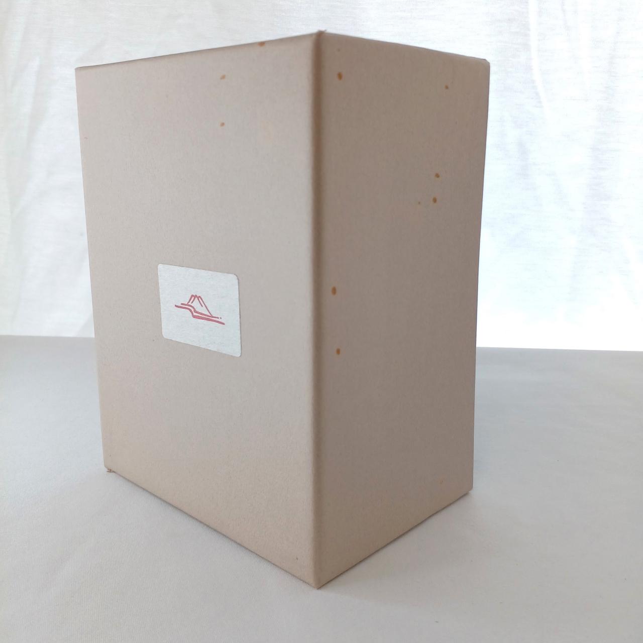 箱には保管時についた汚れ、ダメージあり