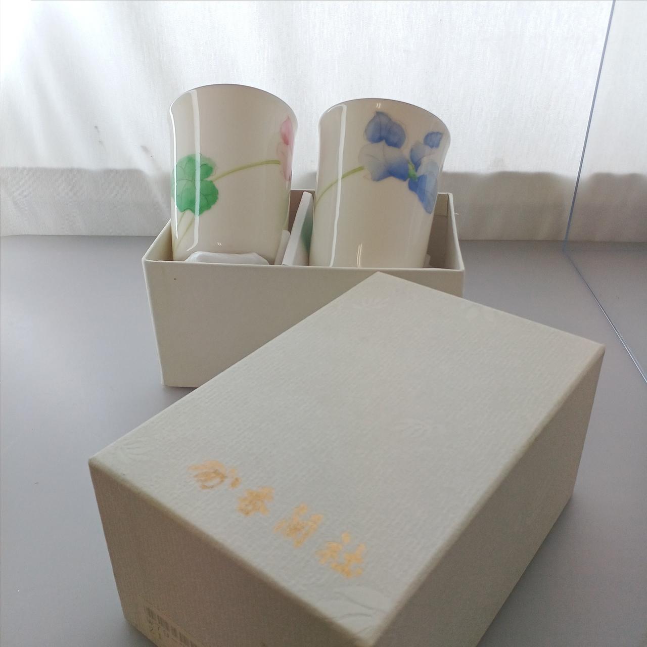 箱には薄い汚れが少しついています