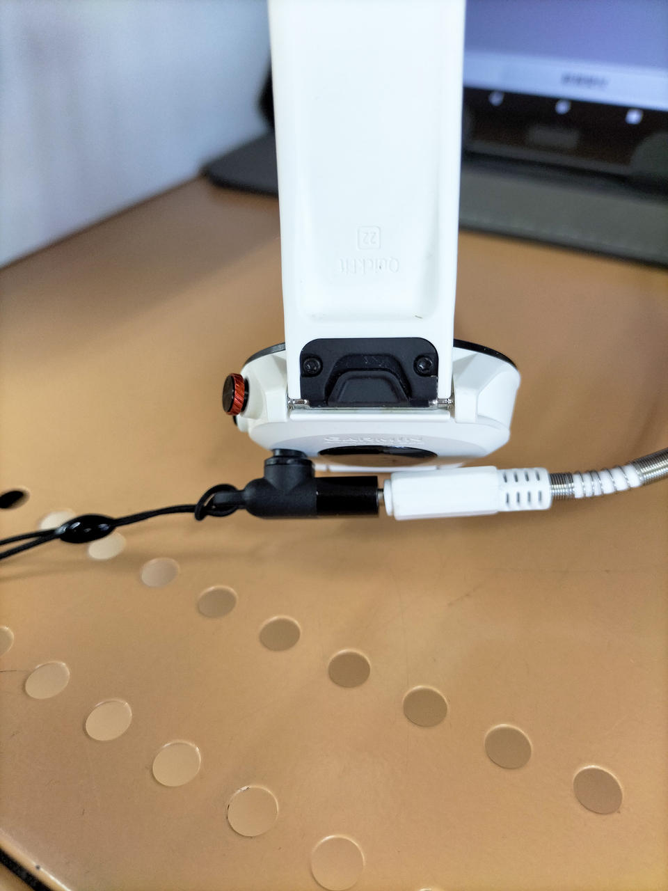 付属品にC端子を繋げます。