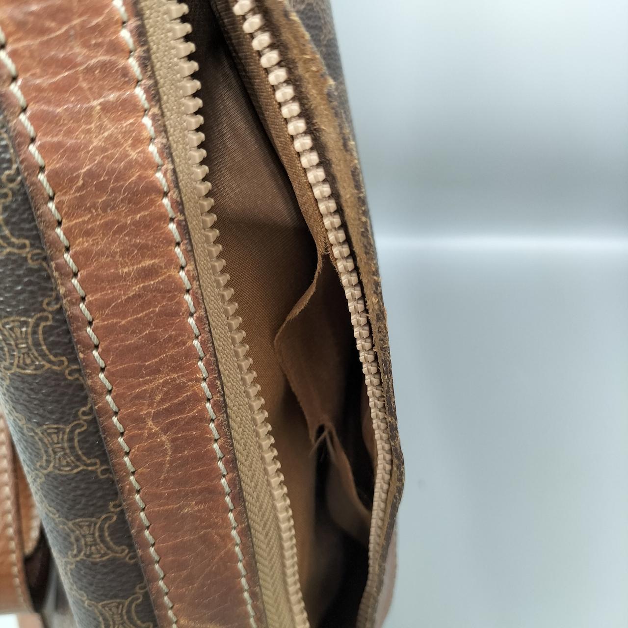 サイドポケット裏地切れてます