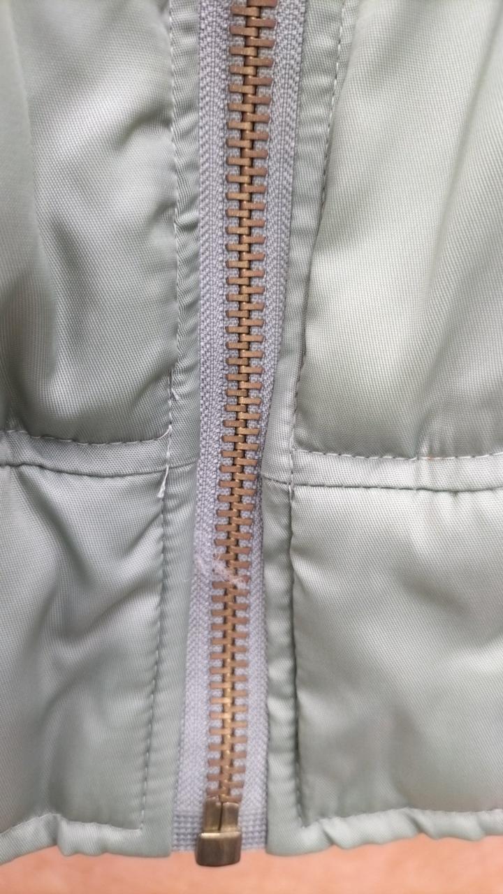 チャック部分ほつれあります