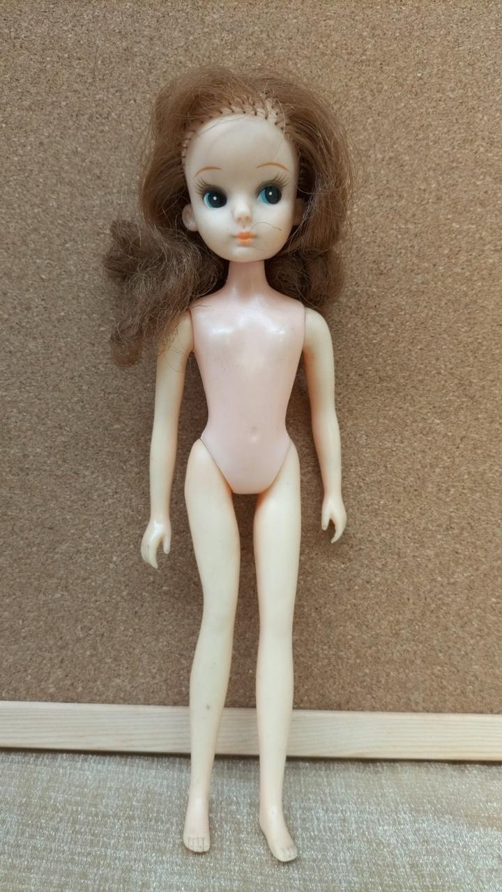 全体的に汚れあり
髪ボサつきベタつきあり