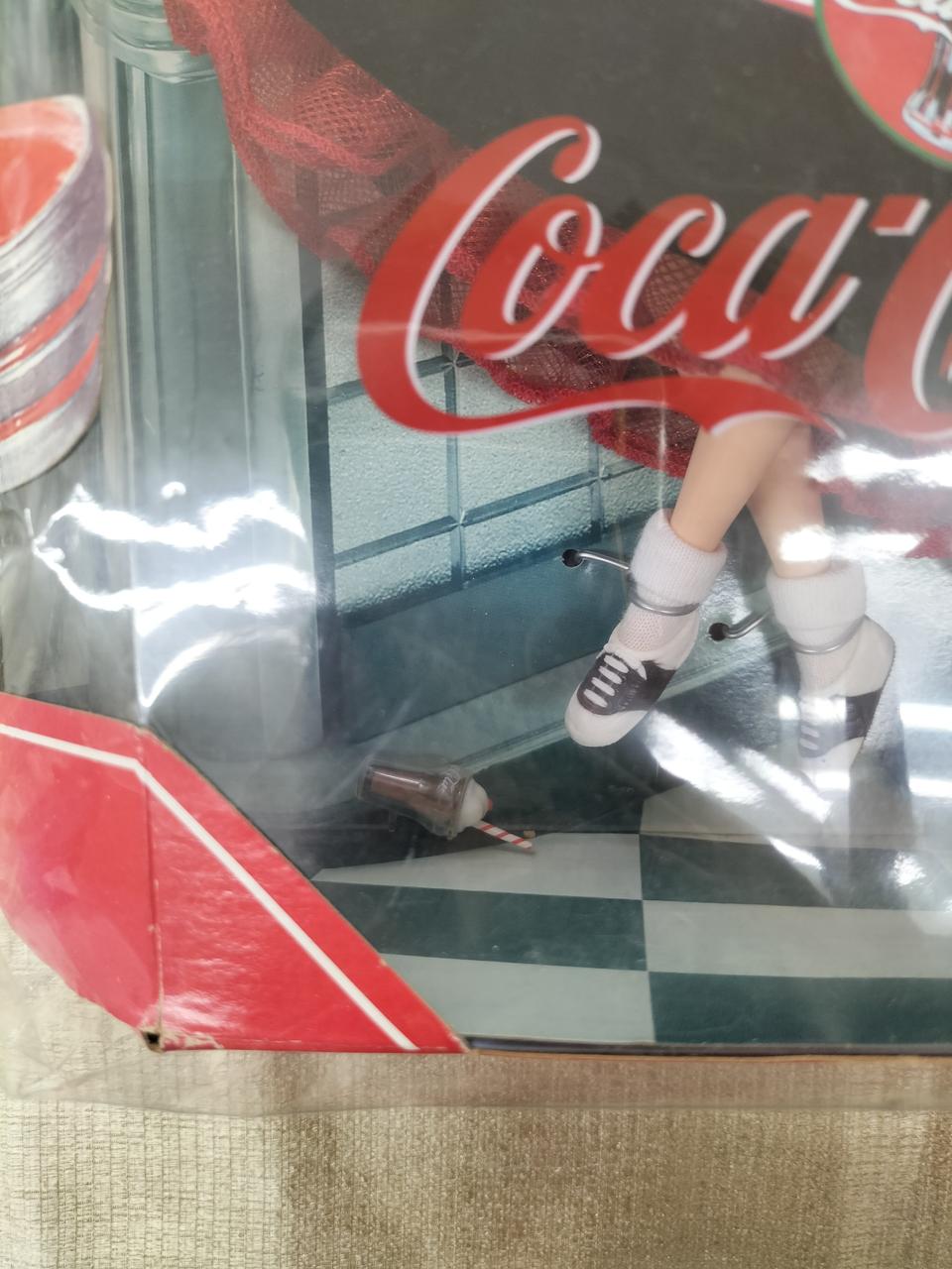手にコーラを持つのですが下に落ちています