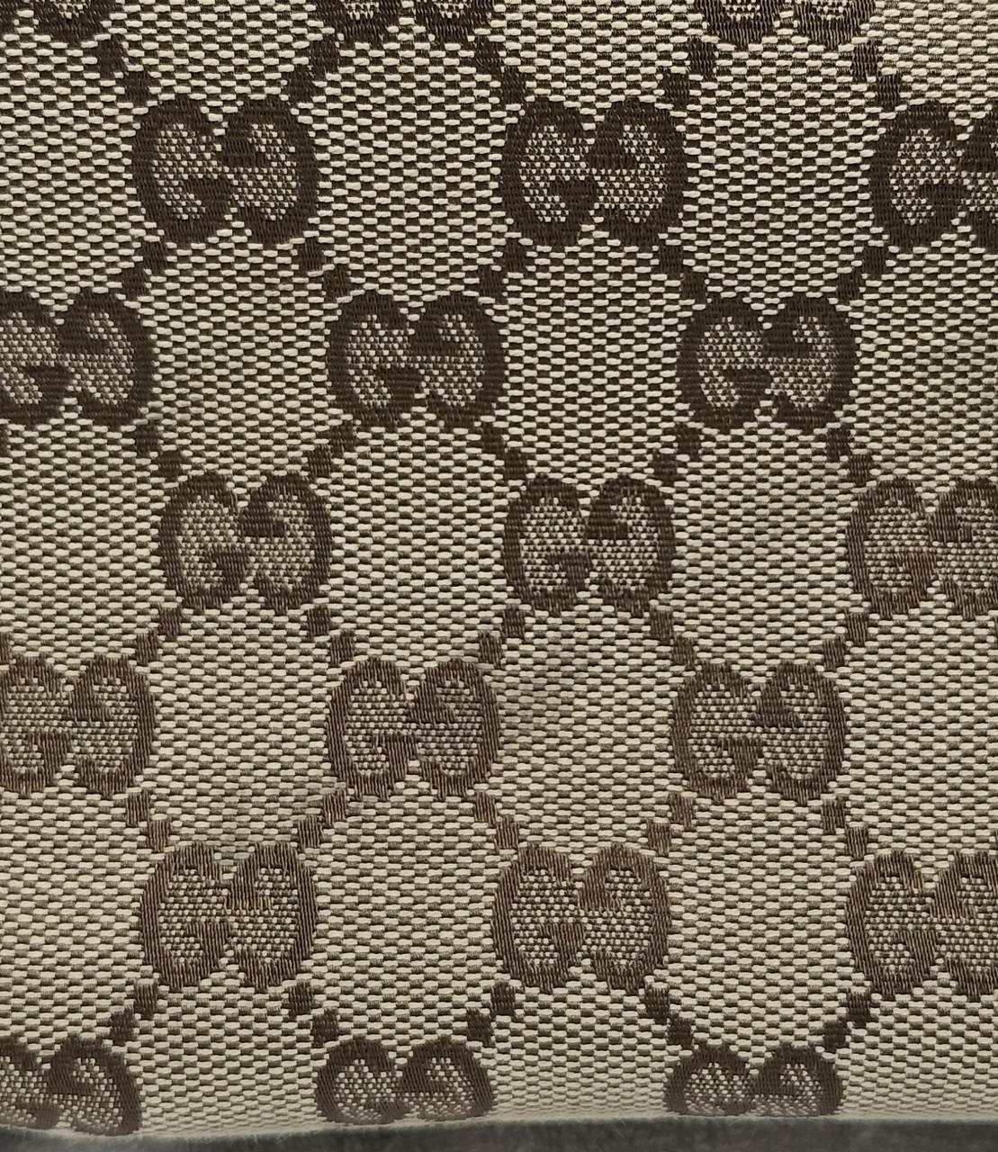 背面中央より少し左下、多少のシミあり。