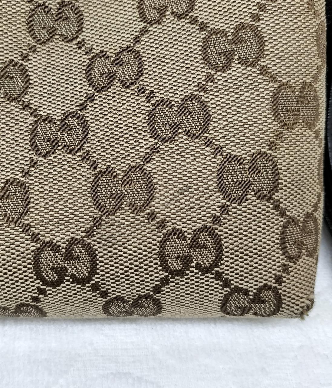 薄い黒色の汚れ