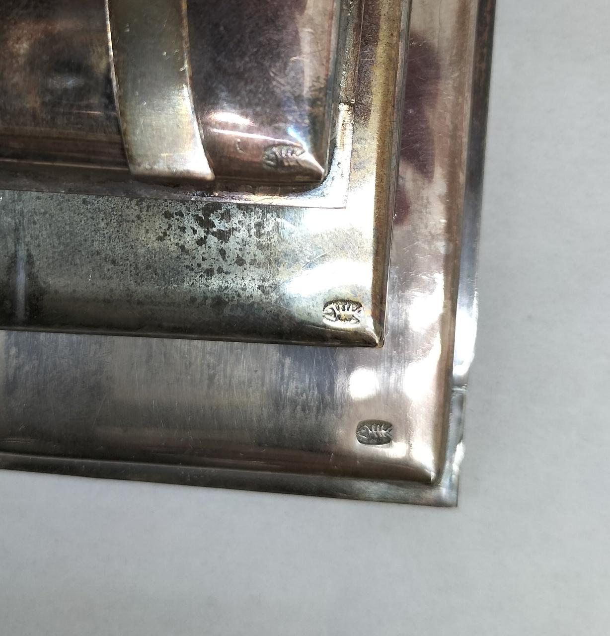 3枚裏側に魚の骨のような刻印あり