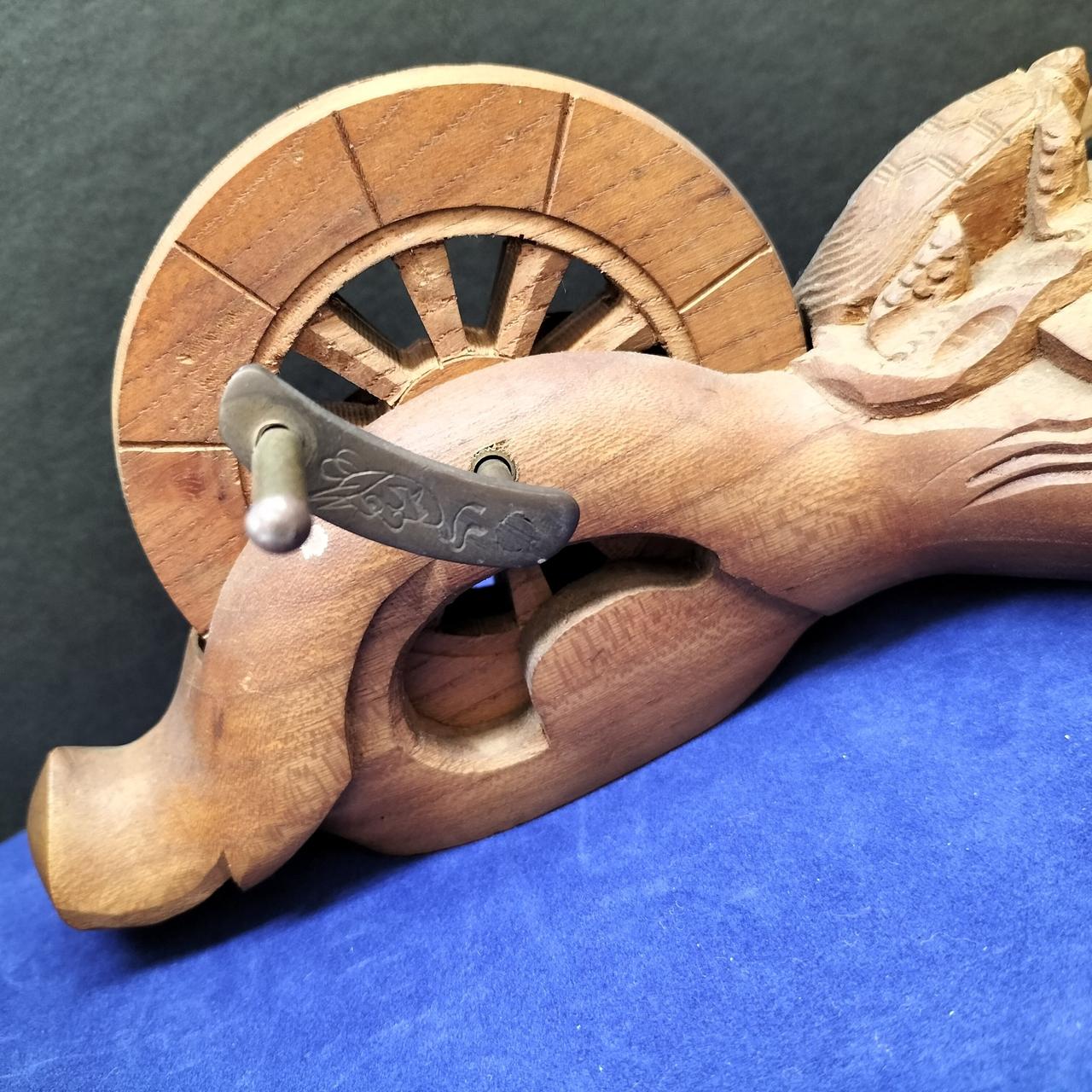 糸車、巻き取りに少し引っ掛かりがあります