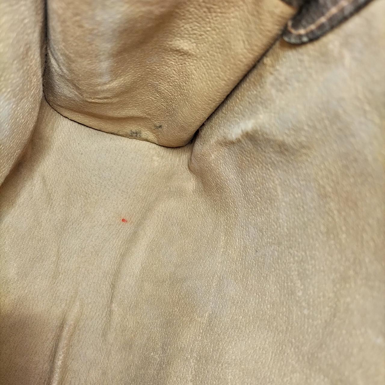 ペンのシミがあります