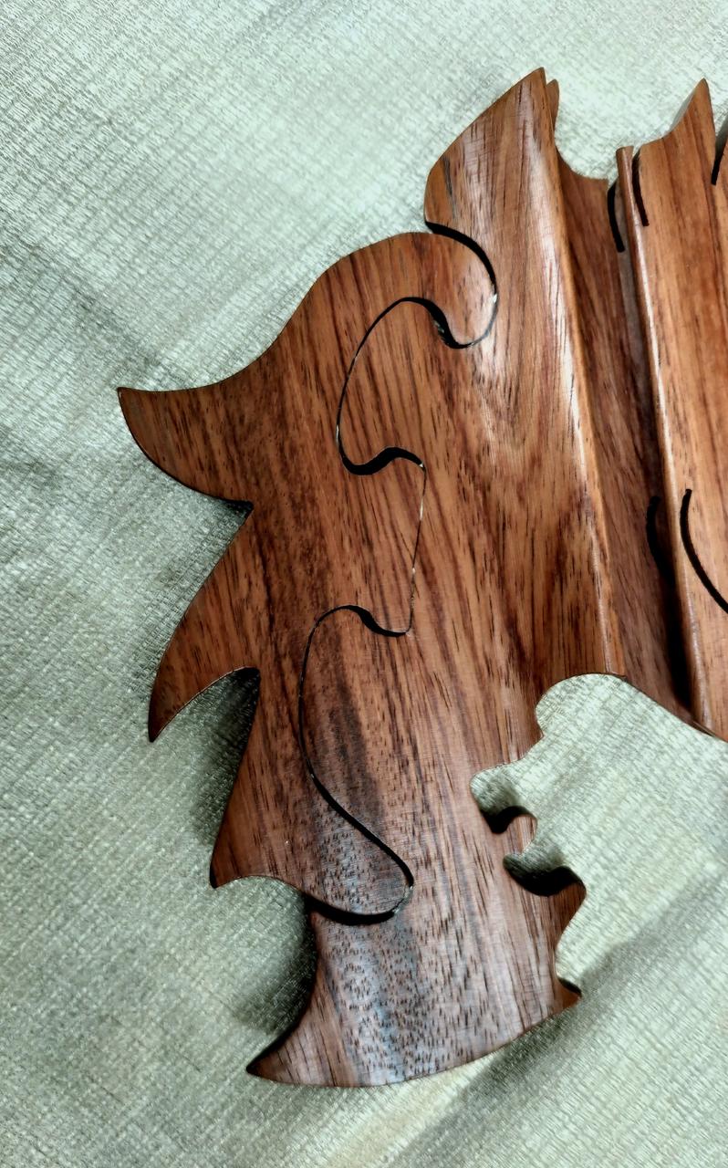 たてがみは糊で固定されています。