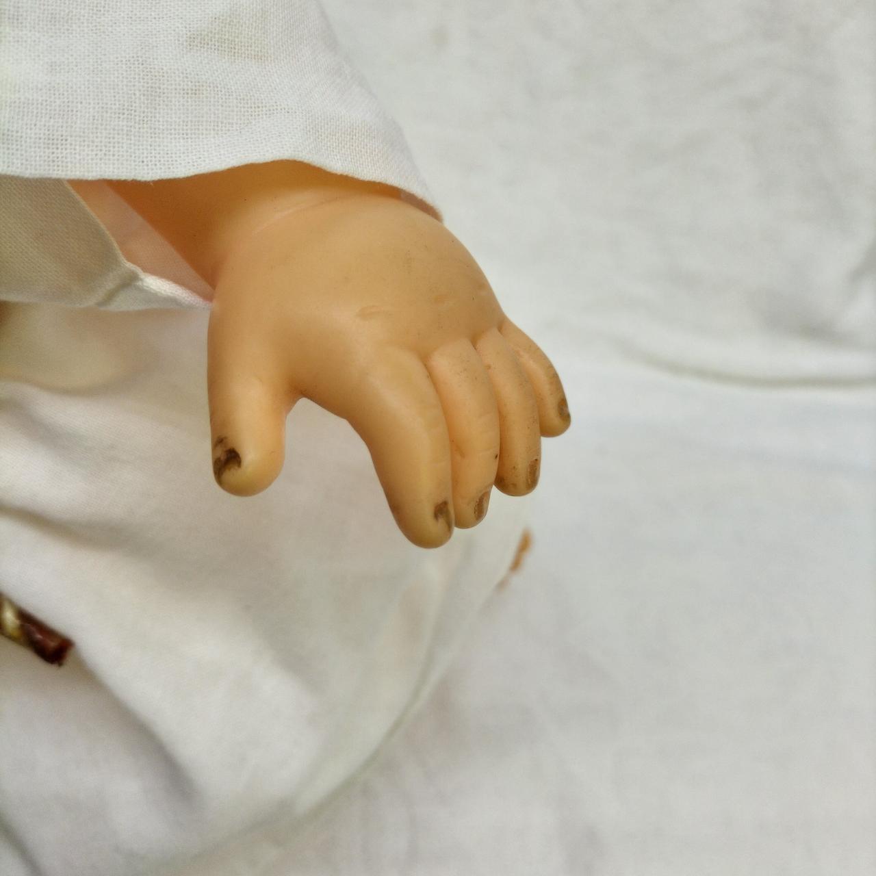 爪にマニキュアと汚れがあります。