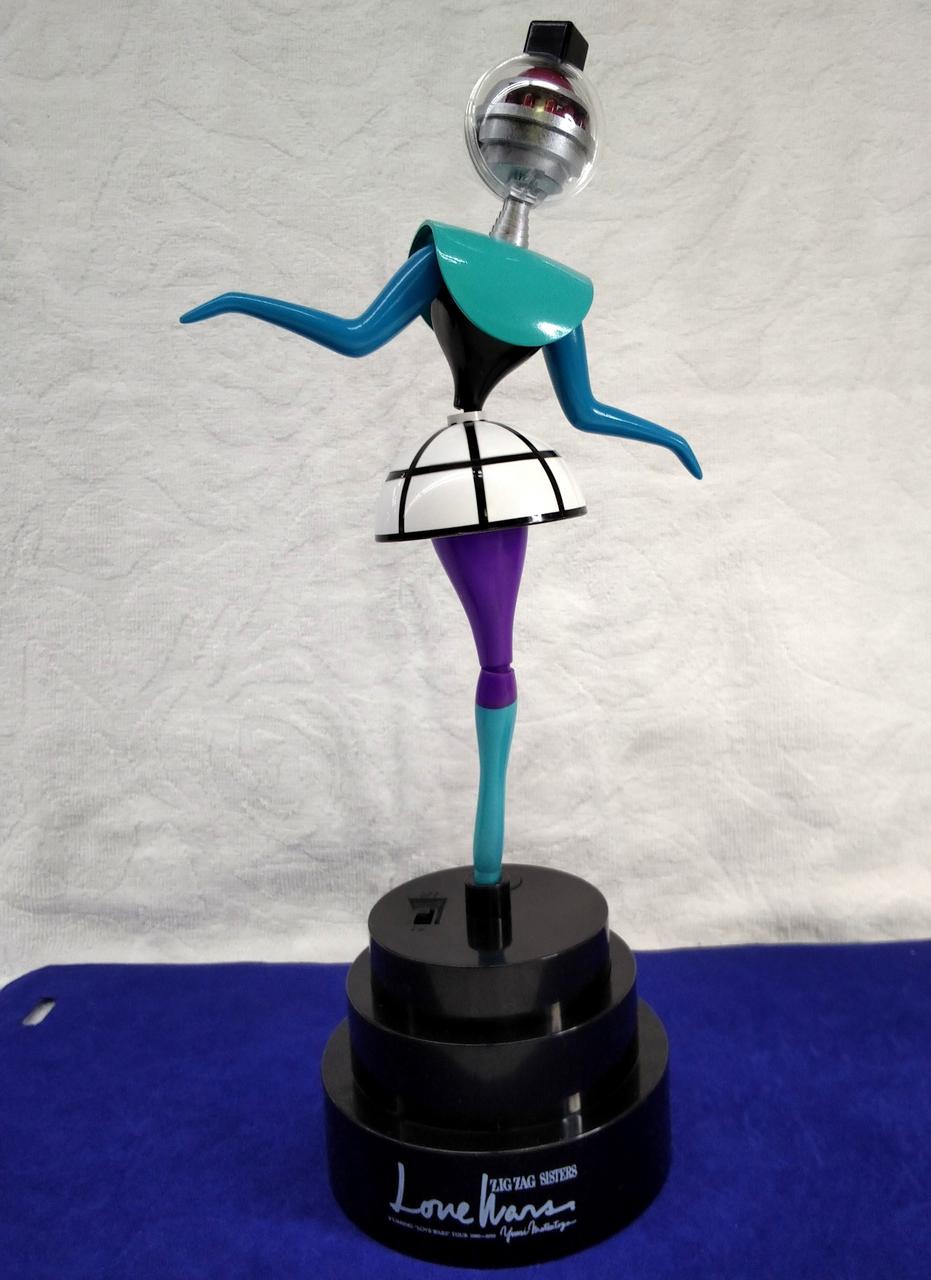 音に反応してくねくねと動きます