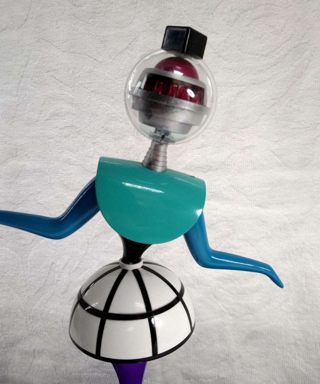 動く時に目の所が赤く光ります