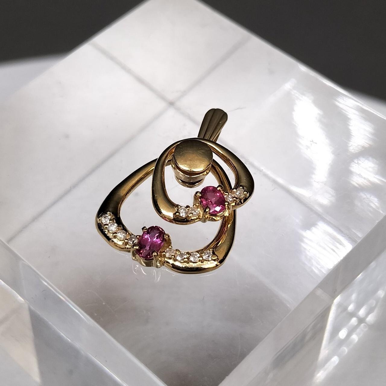 外側の飾りは回転します