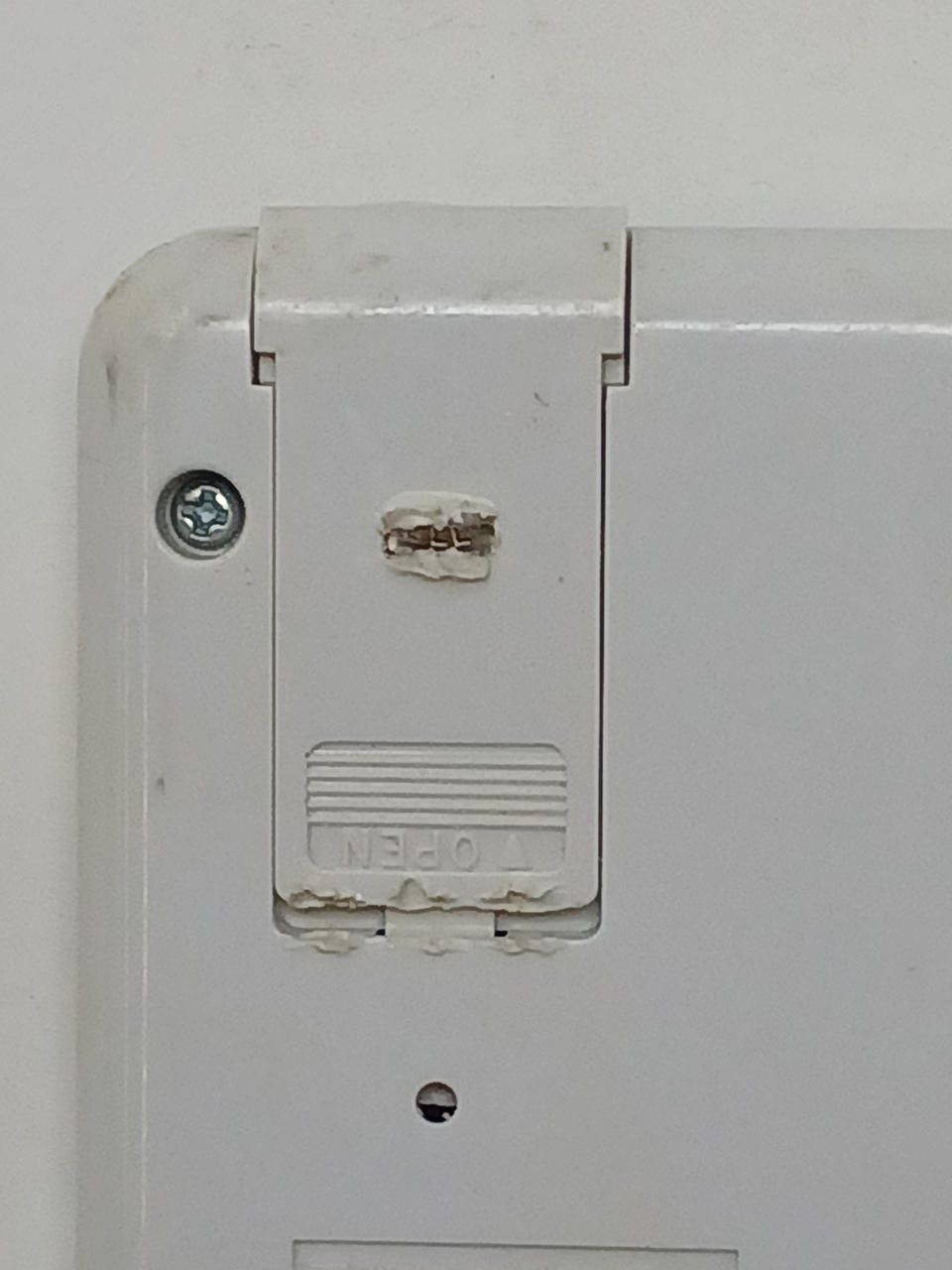 ※電池蓋周辺開けるためのキズ多く有り