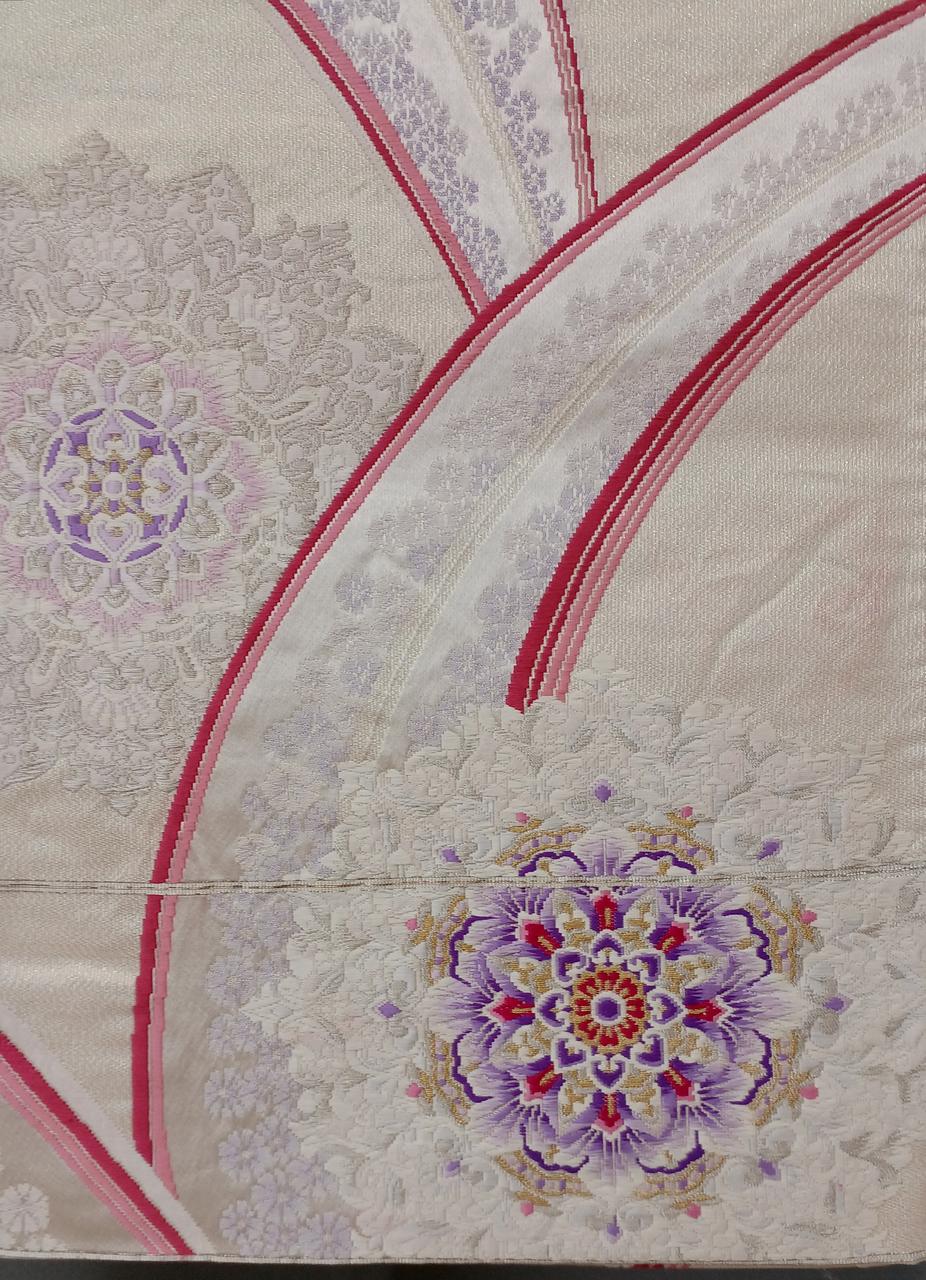 右下に赤い色移りがあります