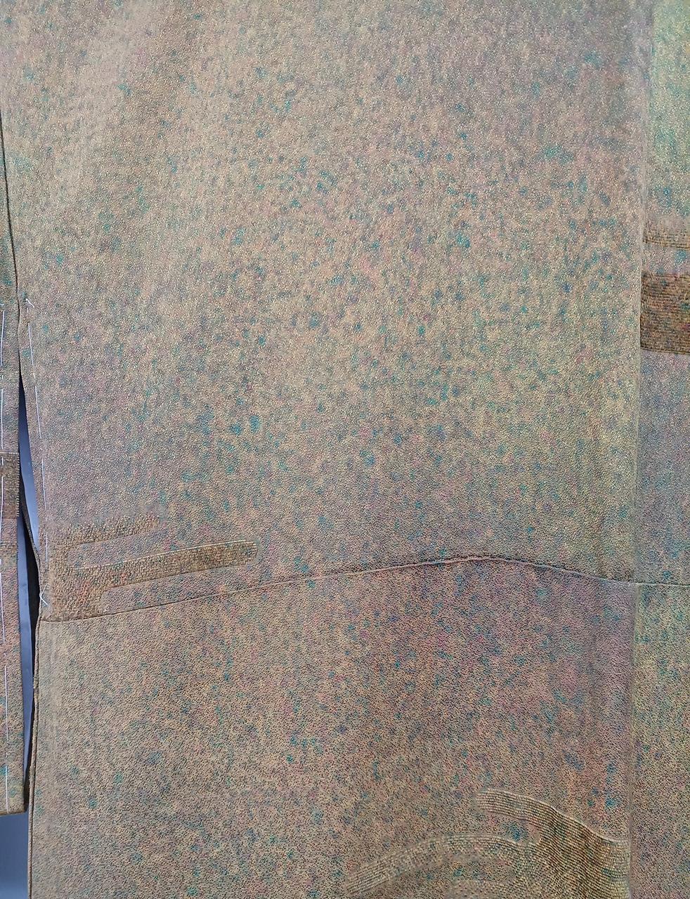 緑、黄土色、赤のモザイクのような柄です