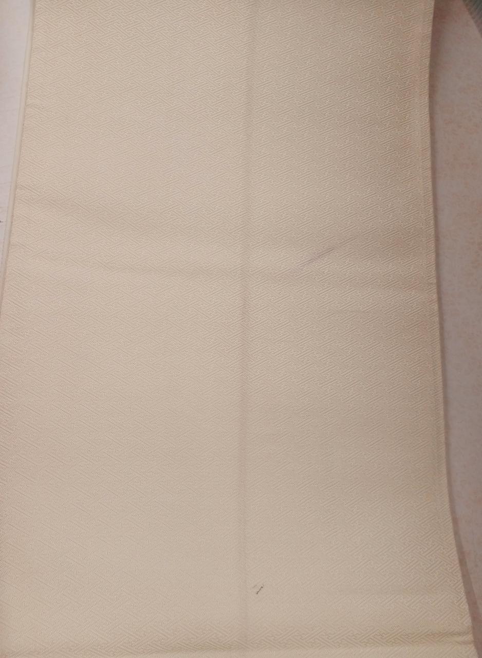 折りシワ辺りが黒ずんでいます。