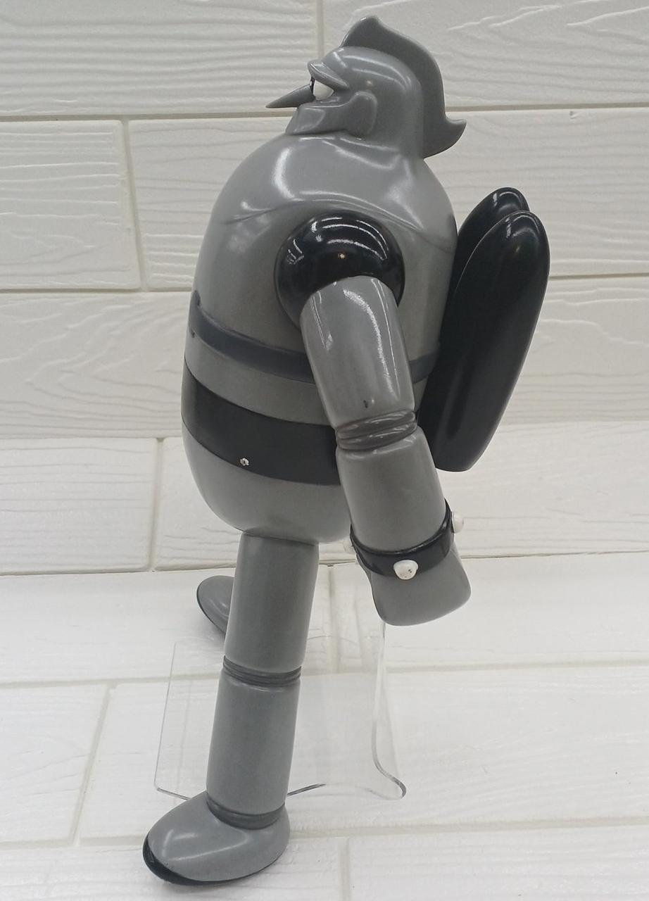 足が変形して、自立しません