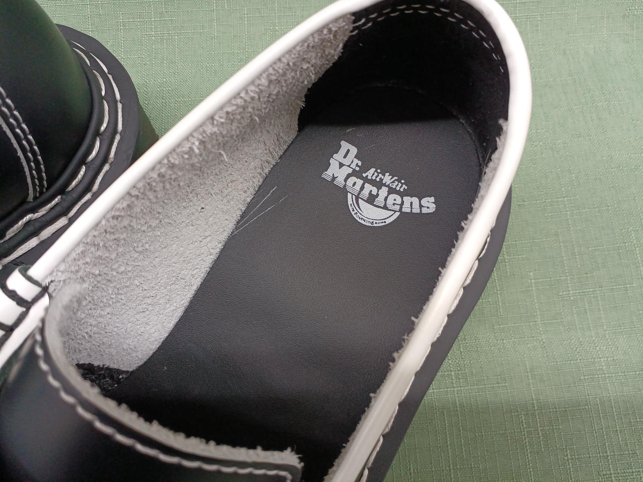 ボンド跡のようなものがあります