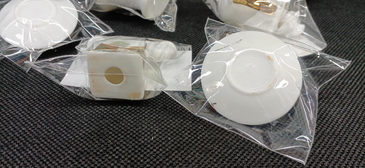 キズ　シミあり