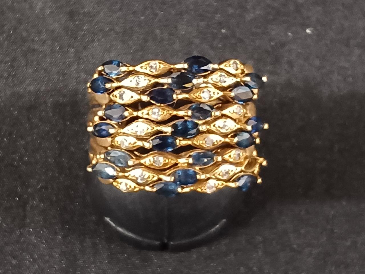 石の全体の色味は画像の濃い紺色に近いです