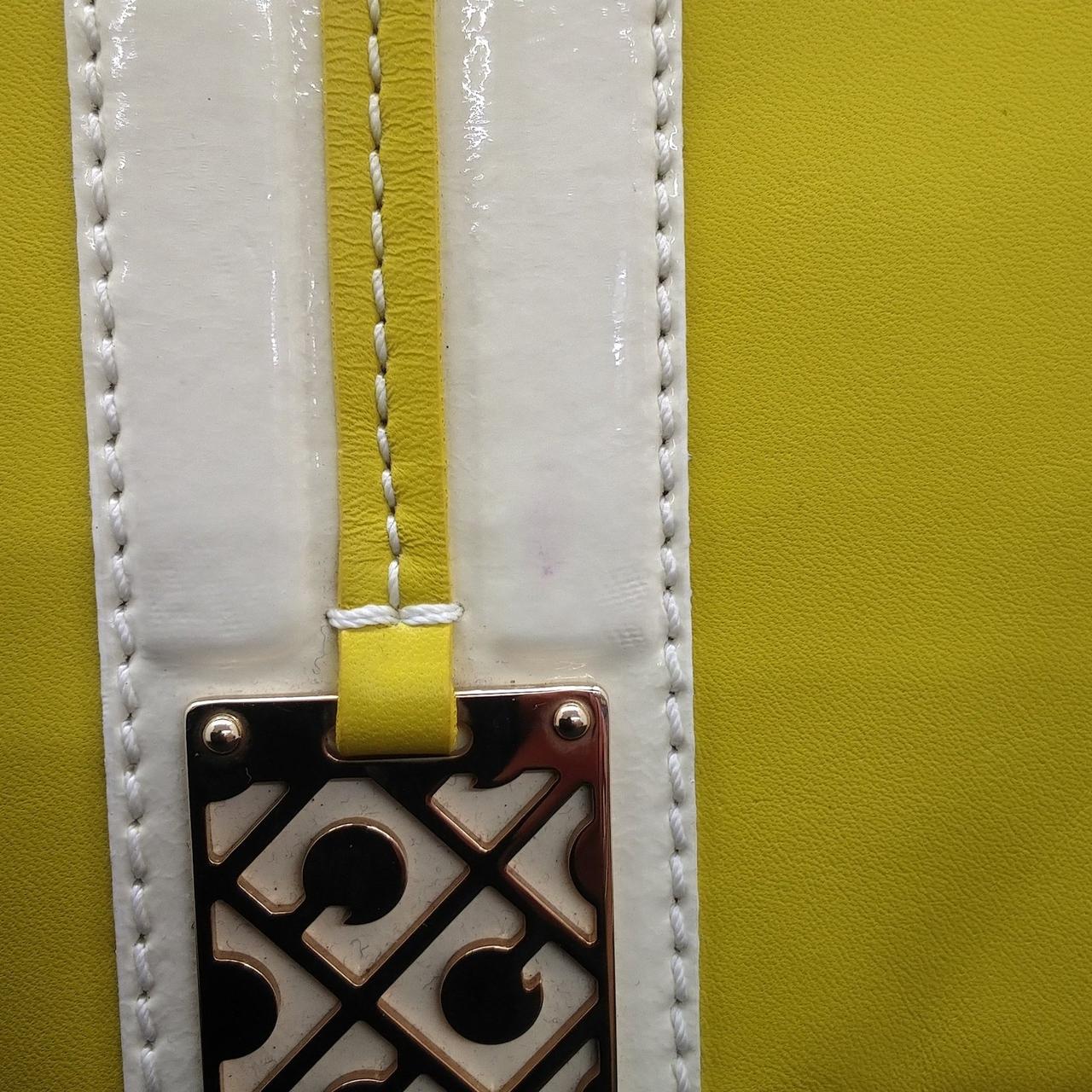 エンブレムの右上に薄いシミあり