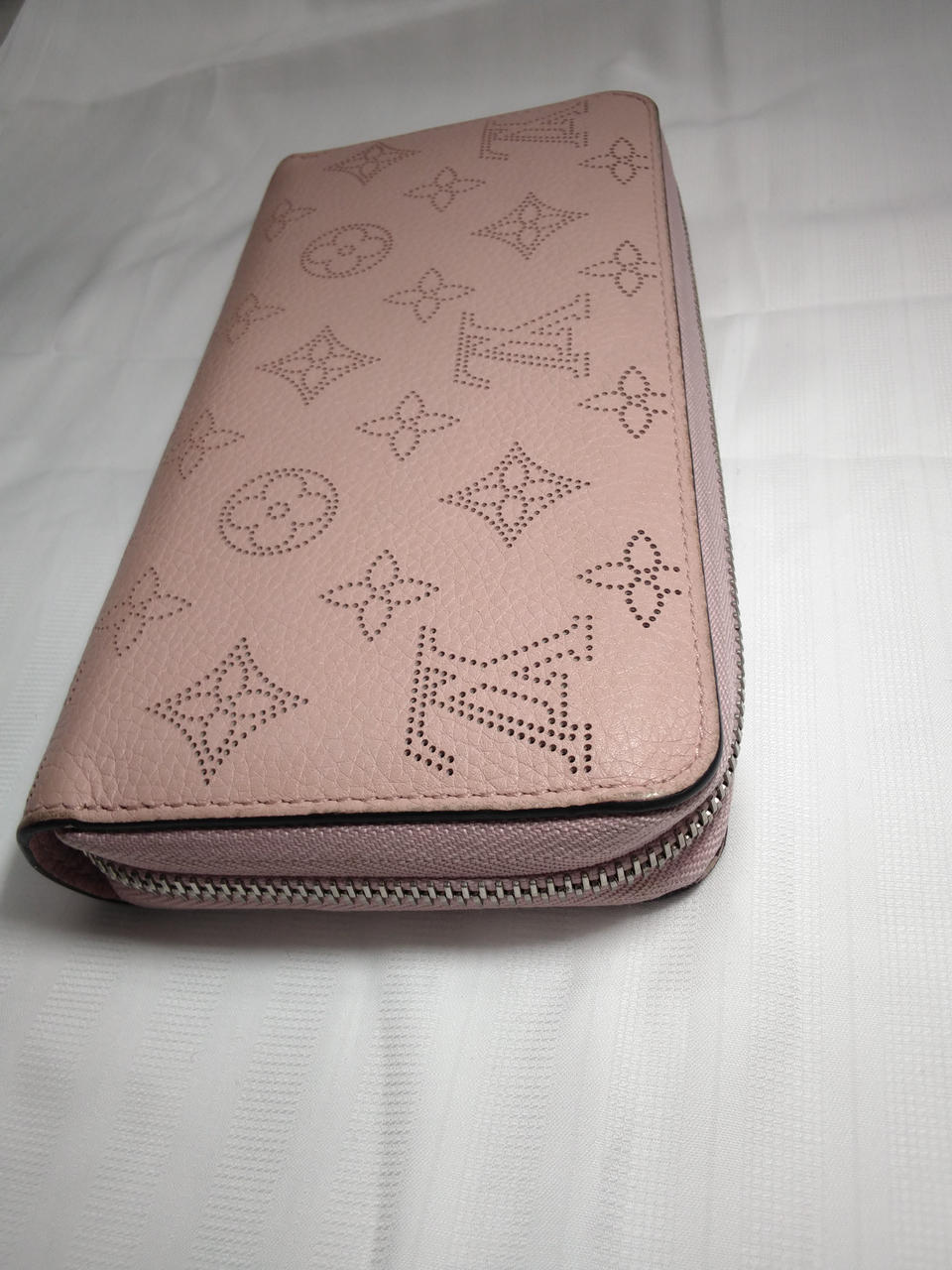 【新型モデル 日本限定】 ルイヴィトン ジッピーウォレット マヒナ マグノリア ルイヴィトン(LOUIS VUITTON)|マヒナジッピーウォレット マグノリア