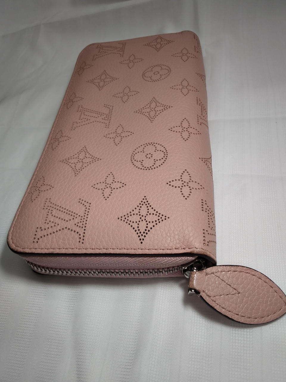 【新型モデル 日本限定】 ルイヴィトン ジッピーウォレット マヒナ マグノリア ルイヴィトン(LOUIS VUITTON)|マヒナジッピーウォレット マグノリア